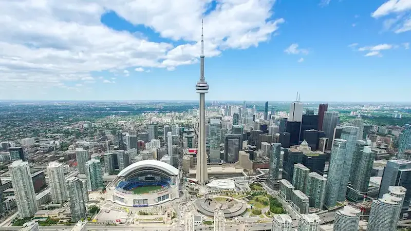 Tháp Toronto gây sự chú ý bởi độ cao chọc trời