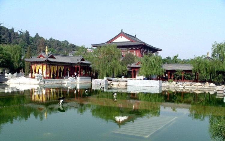 Khung cảnh trong chùa Thanh Hoa Trì