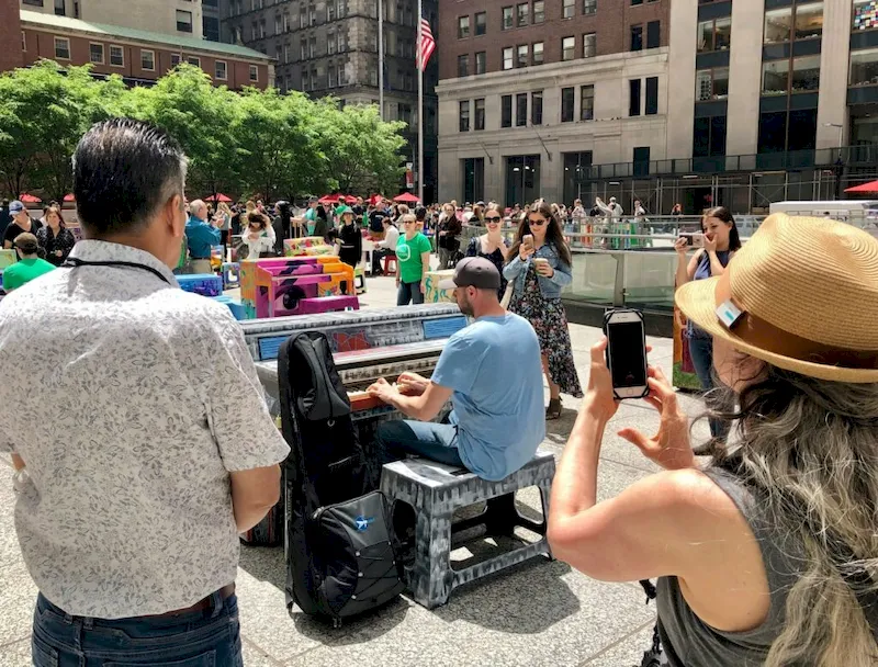 Trình diễn âm nhạc trên đường phố quảng trường New York