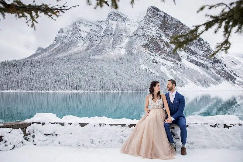 Hồ Louise là nơi chụp ảnh cưới của nhiều cặp đôi tại Canada